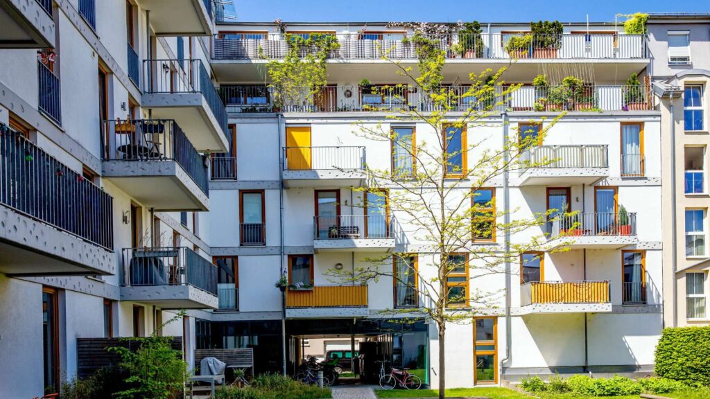 Außenansicht der modernen Wohnanlage in München-Sendling mit begrünten Balkonen