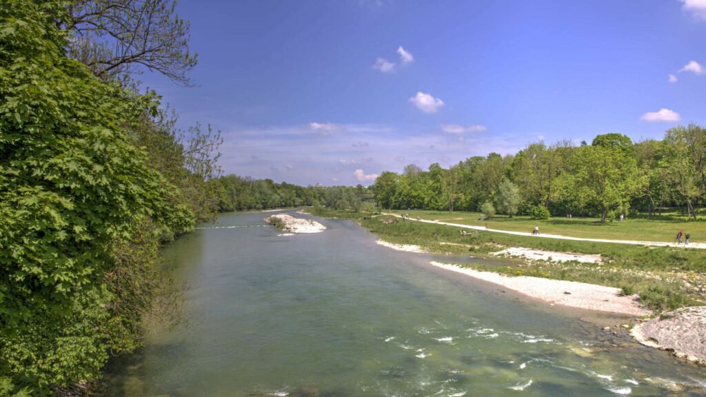 Isar mit Kiesbank in München-Sendling und angrenzender Grünfläche