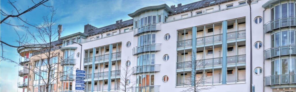Facade of the apartment building with balconies in Munich-Sendling, Rogers Immobilien