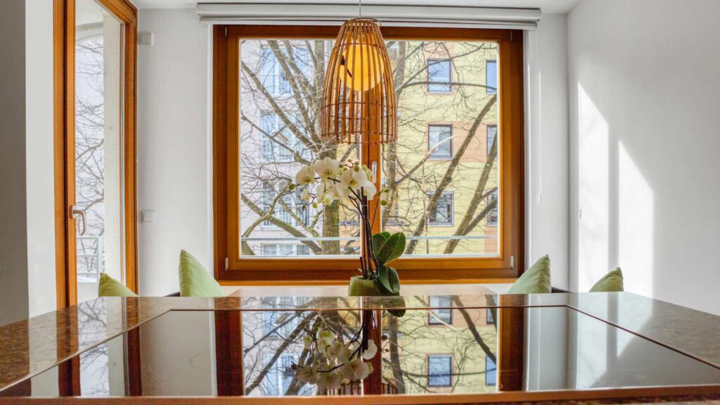 Essbereich mit Hängeleuchte und Fensterblick in einer Wohnung in Sendling