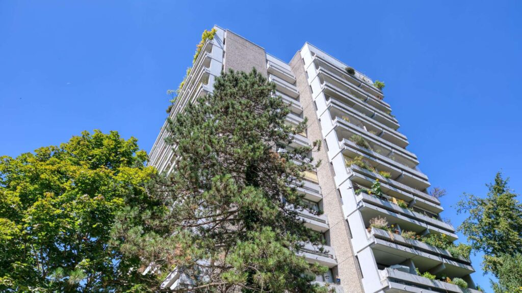 Außenansicht des Hochhauses der Wohnung in München-Solln mit umlaufenden Balkonen