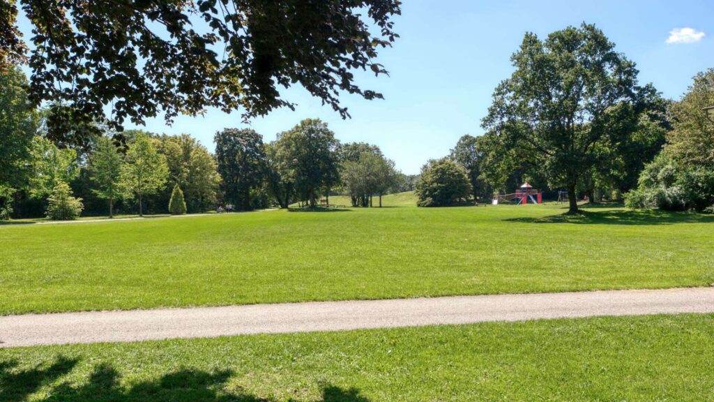 Parkanlage in der Umgebung der Wohnung in München-Solln mit Wiese und altem Baumbestand