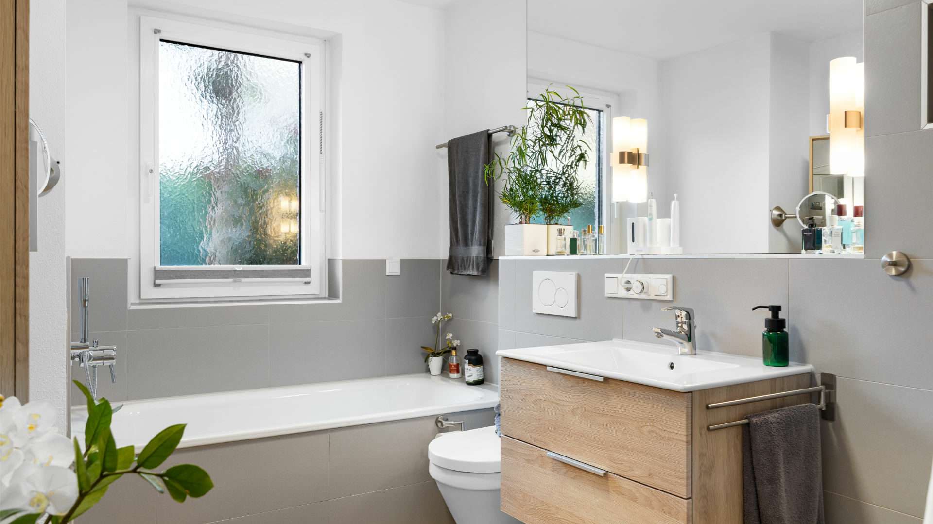 Bad mit Tageslicht, Wanne, Waschtisch und Dusche