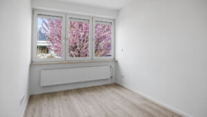 Leeres Zimmer mit Fenster und Blick auf blühenden Baum in Reihenendhaus zur Miete in Unterhaching