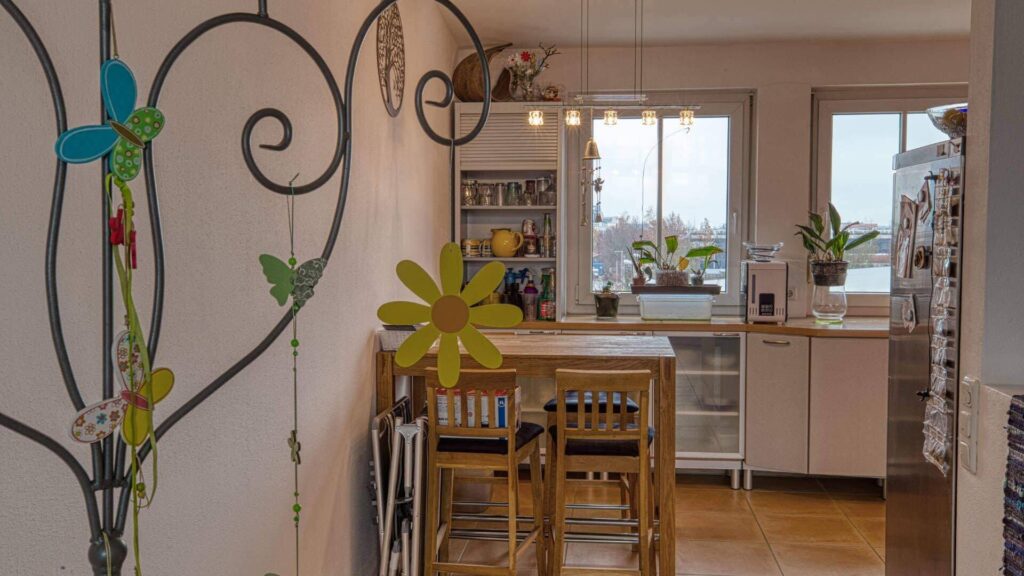 Diele mit Blick in die helle Küche einer Wohnung in Unterschleißheim