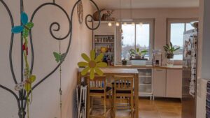 Diele mit Blick in die helle Küche einer Wohnung in Unterschleißheim