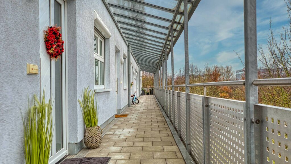 Überdachter Laubengang mit Eingang zur Wohnung in Unterschleißheim, Rogers Immobilien