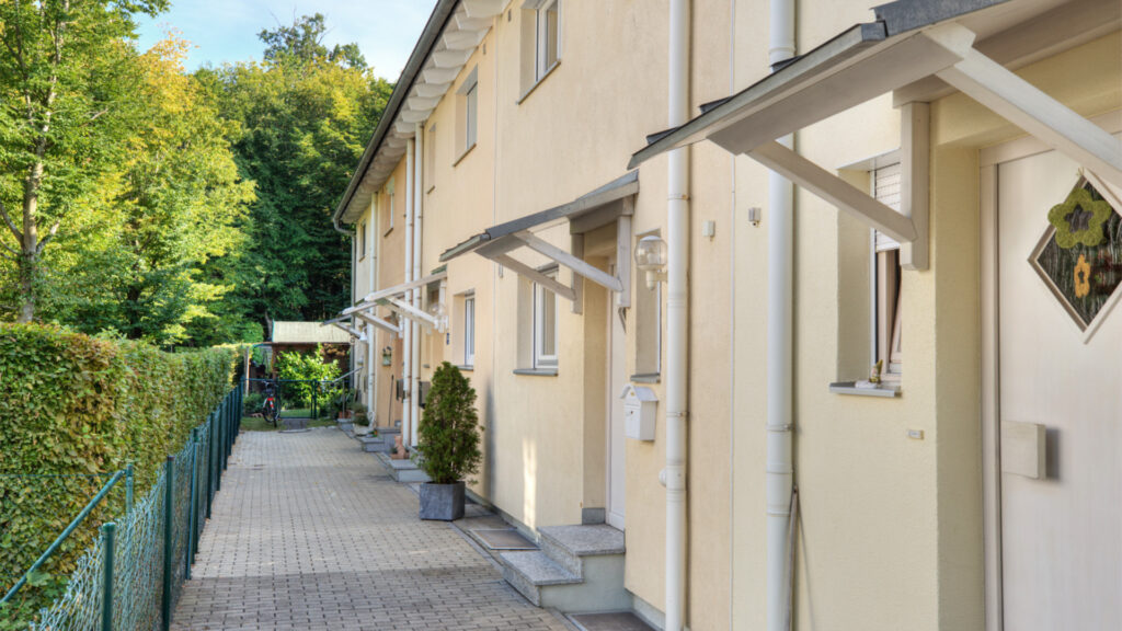 Access path to townhouses with a covered entrance in Germering