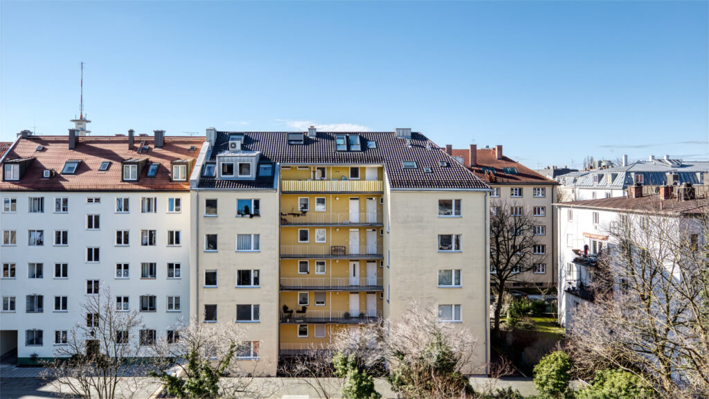 Mehrfamilienhäuser mit Dachlandschaft als Symbolbild für Wohnungseigentümer in München – Rogers Immobilien