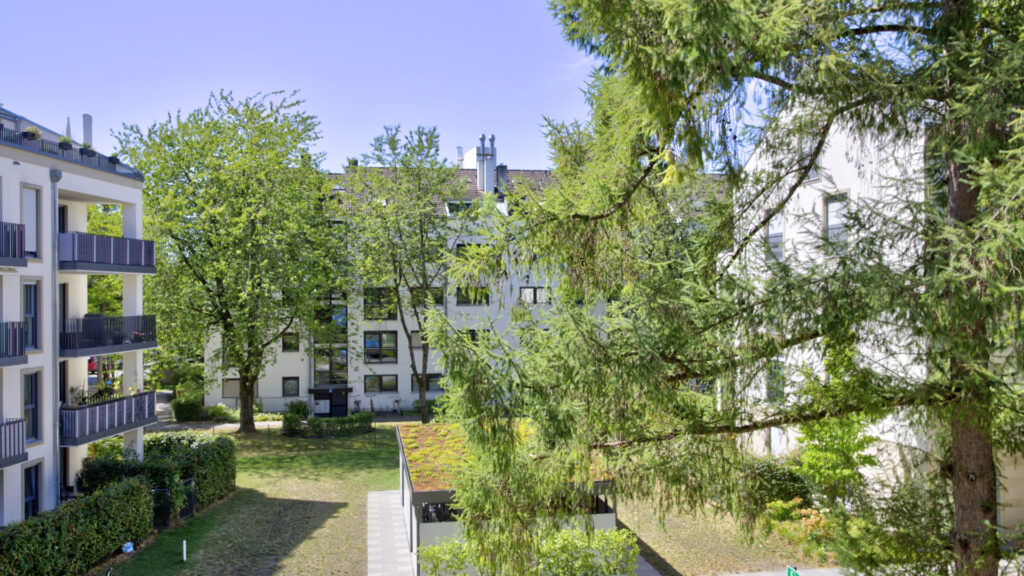View from the window of the green inner courtyard of the apartment in Munich-Berg am Laim – Rogers Immobilien