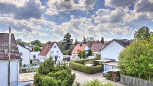 Panoramablick über Satteldächer und Wohnhäuser mit Gärten im Stadtteil Bogenhausen in München
