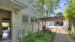 Gepflasterter Zugangsweg zum Hauseingang mit Bepflanzung in München-Bogenhausen