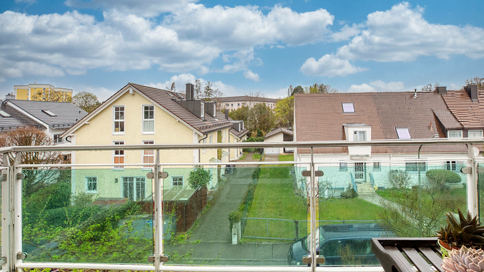 Blick von der Dachterrasse über Reihenhausdächer im Stadtteil Forstenried in München