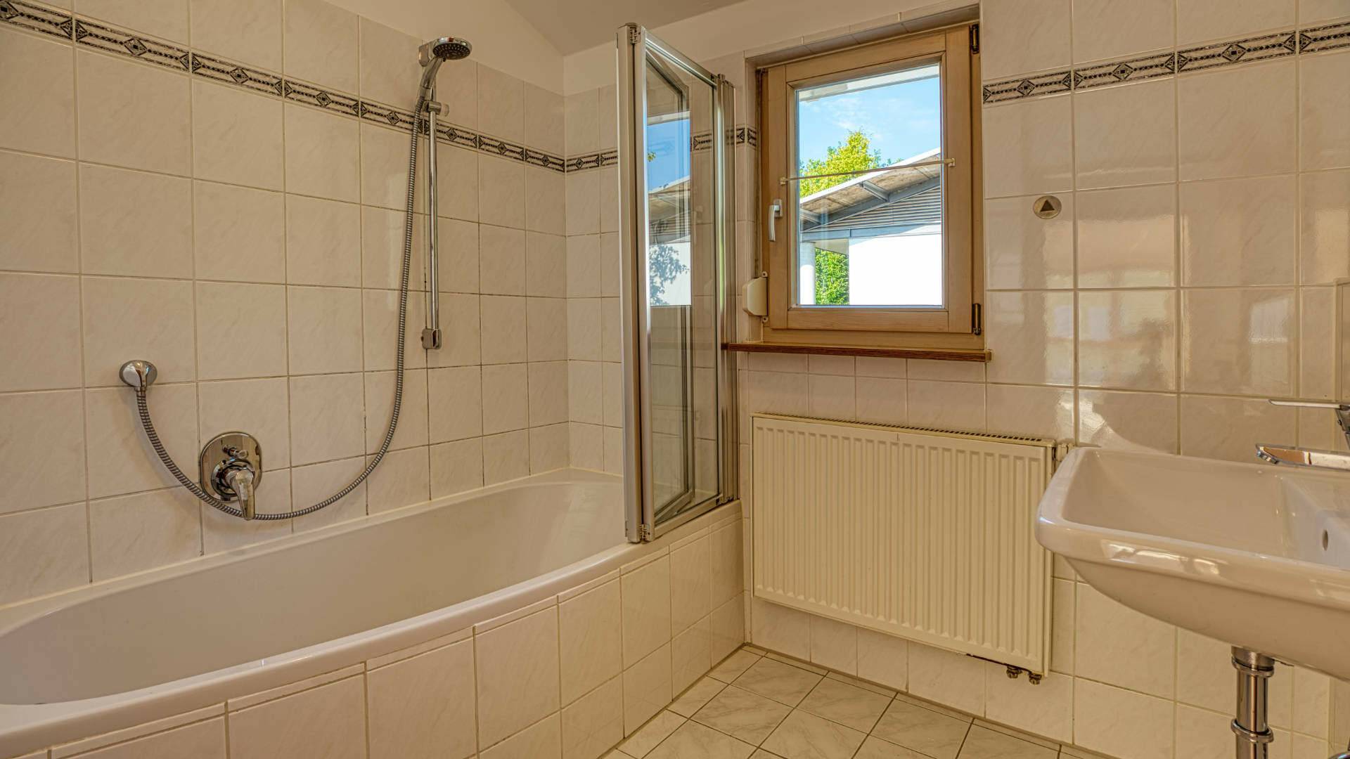 Bad mit Fenster im zeitlosen Design