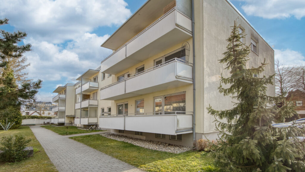 Apartment building with balconies and well-maintained front yard in Germering – Rogers Immobilien
