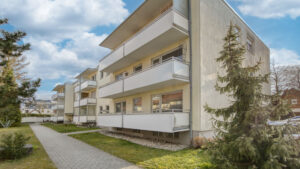 Apartment building with balconies and well-maintained front yard in Germering – Rogers Immobilien