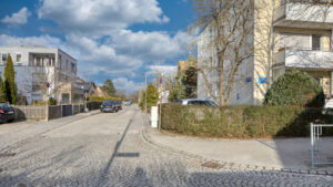 Cobblestone street with apartment buildings in a quiet location in Germering – Rogers Immobilien