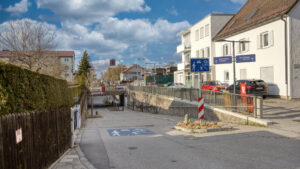 Street view with hedge and apartment building near the Germering apartment – Rogers Immobilien