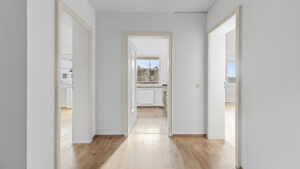Diele mit hellem Parkettboden und Durchblick zu Küche und Schlafzimmer in einer Wohnung in Germering bei München