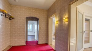 Diele des Einfamilienhauses in München-Großhadern mit rotem Läufer und Tapete im Altbaustil