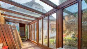Wintergarten des Einfamilienhauses in München-Großhadern mit Holzkonstruktion und Glasdach