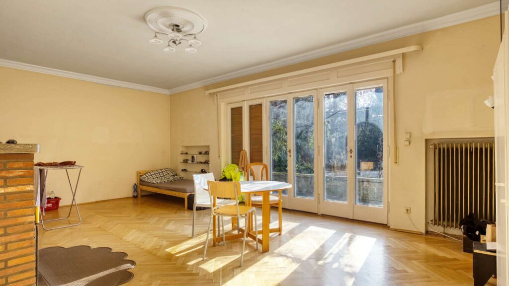 Zimmer im Erdgeschoss des Einfamilienhauses in München-Großhadern mit Terrassentür und Parkettboden