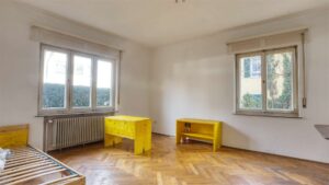 Leeres Zimmer im Erdgeschoss des Einfamilienhauses in München-Großhadern mit Parkettboden