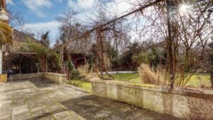 Terrasse mit Pergola des Einfamilienhauses in München-Großhadern und winterlichem Garten