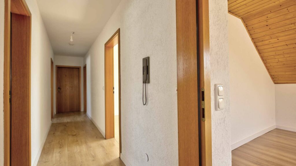 Diele des Hauses in Lochhausen mit Holzboden, mehreren Türen und Blick ins Dachzimmer