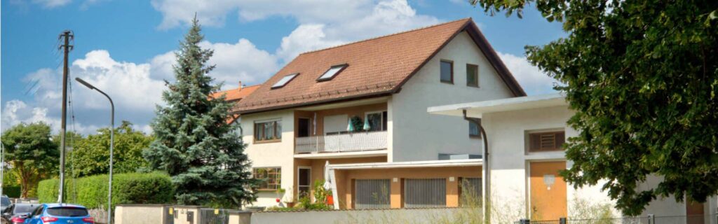 Wohnhaus in Lochhausen mit Satteldach, Garagen und gepflegtem Vorgarten