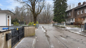 Wohnstraße in München-Lochhausen mit Reihenhäusern und winterlicher Stimmung