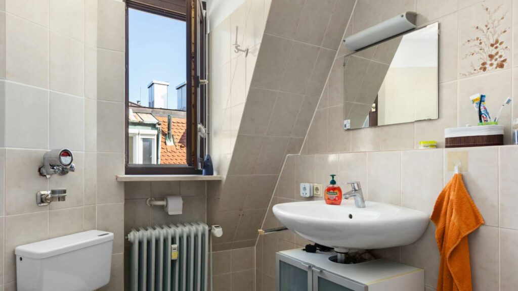 Badezimmer der Wohnung in der Ludwigsvorstadt in München mit Waschbecken unter der Dachschräge