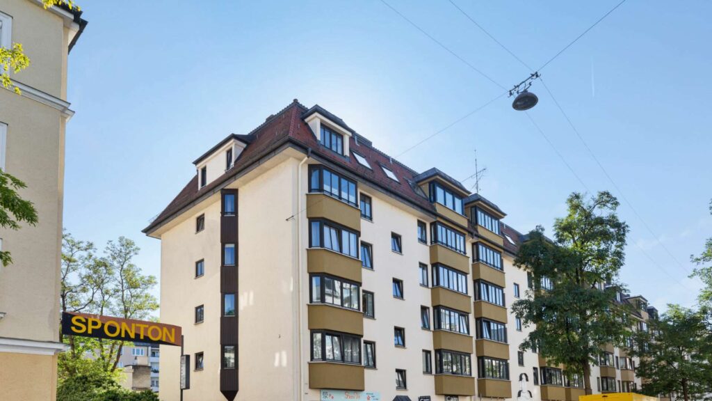 Außenansicht des Altbaus in der Ludwigsvorstadt in München mit Dachgeschoss und Gauben