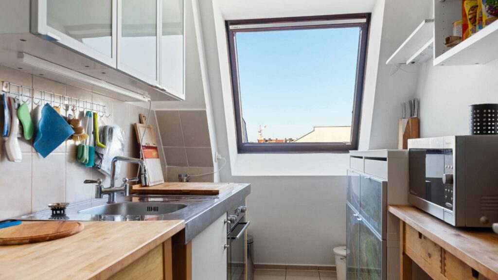 Küche der Wohnung in der Ludwigsvorstadt in München mit Holzarbeitsplatte und Dachfenster