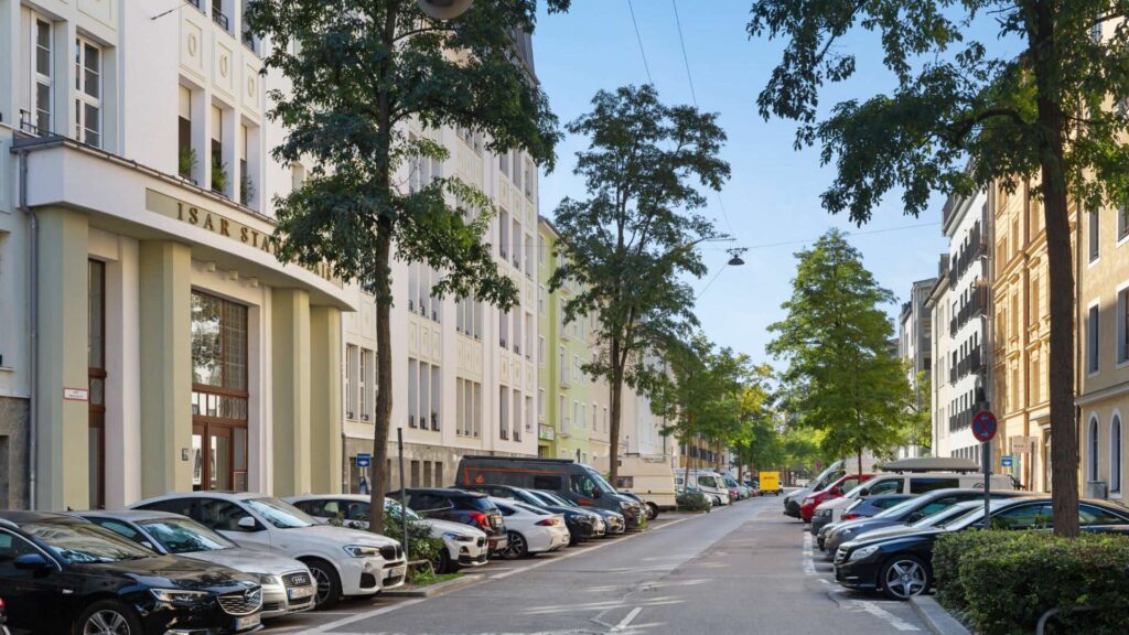 Straßenzug mit Ladenzeile in der Ludwigsvorstadt in München mit hellen Fassaden