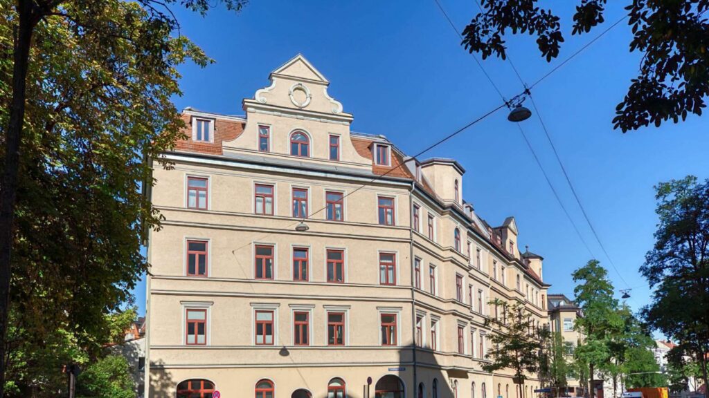 Repräsentative Altbaufassade in der Ludwigsvorstadt in München mit Erkerfenstern und Ziergiebel