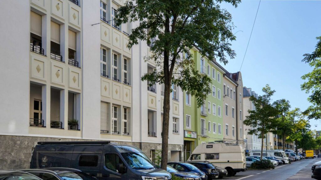 Straßenansicht in der Ludwigsvorstadt in München mit Altbaufassaden und parkenden Autos