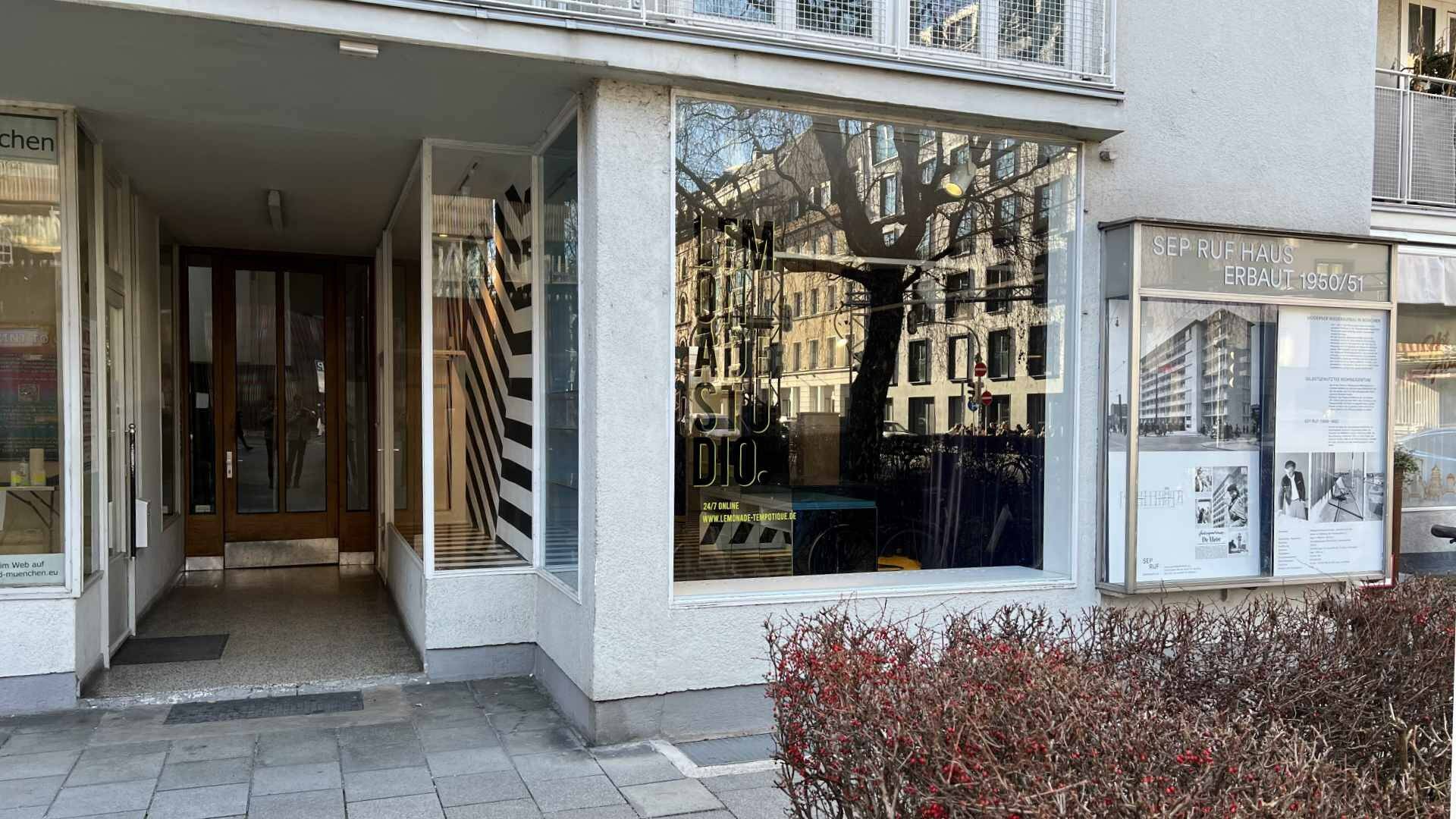 Entrance area with display windows and marble cladding of the shop in Munich-Maxvorstadt