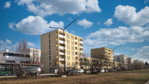 Gelbes Hochhaus mit Balkonen neben weiteren Wohngebäuden im Stadtteil Milbertshofen in München