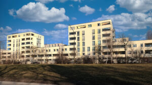 Moderne Wohnanlage mit mehreren Baukörpern und Rasenfläche im Stadtteil Milbertshofen in München