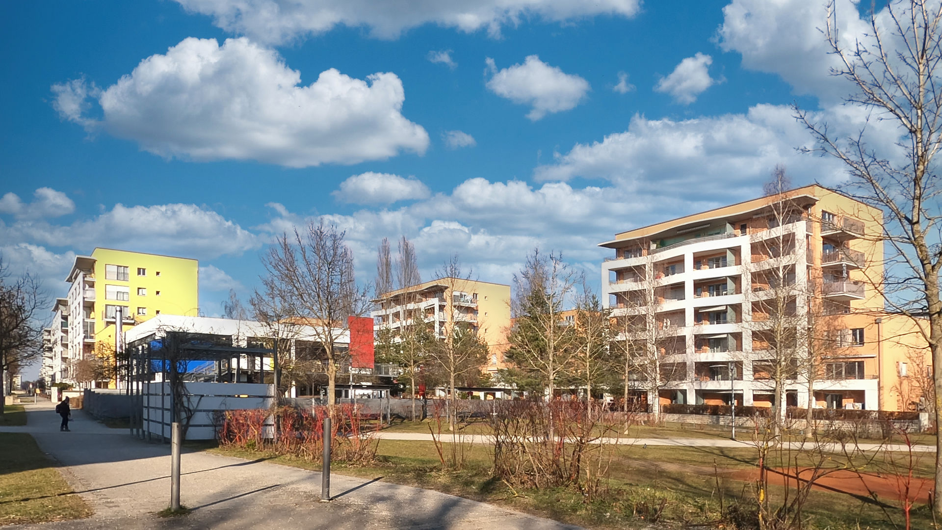 Moderne mehrstöckige Wohnbebauung mit Bushaltestelle im Stadtteil Milbertshofen in München