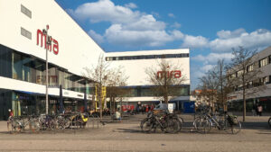 Eingangsbereich eines Einkaufszentrums mit Fahrradständern im Stadtteil Milbertshofen in München