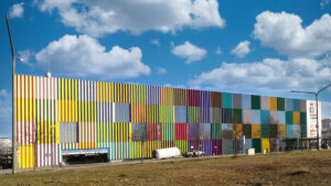 Gewerbegebäude mit bunt gestreifter Fassade im Stadtteil Milbertshofen in München