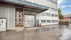 Loading bay with roller door at the office building in Puchheim – Rogers Real Estate