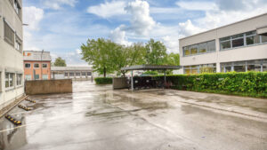 Courtyard area with covered loading zone at the office building in Puchheim – Rogers Immobilien