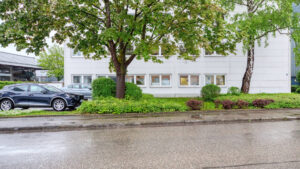Street view of the office building with a parked vehicle in Puchheim – Rogers Immobilien