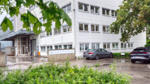 Office building with parking and green space in Puchheim near Munich – Rogers Immobilien