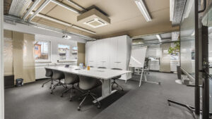 Meeting room with a long table and office chairs in the Puchheim office building – Rogers Real Estate