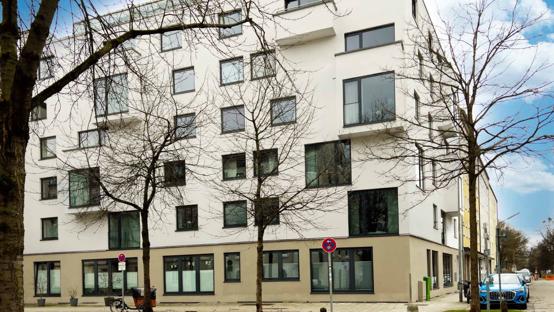 Facade view of the apartment building with bay windows in Munich-Schwabing – Rogers Immobilien