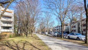 Baumbestandene Wohnstraße mit geparkten Autos in der Umgebung der Wohnung Solln